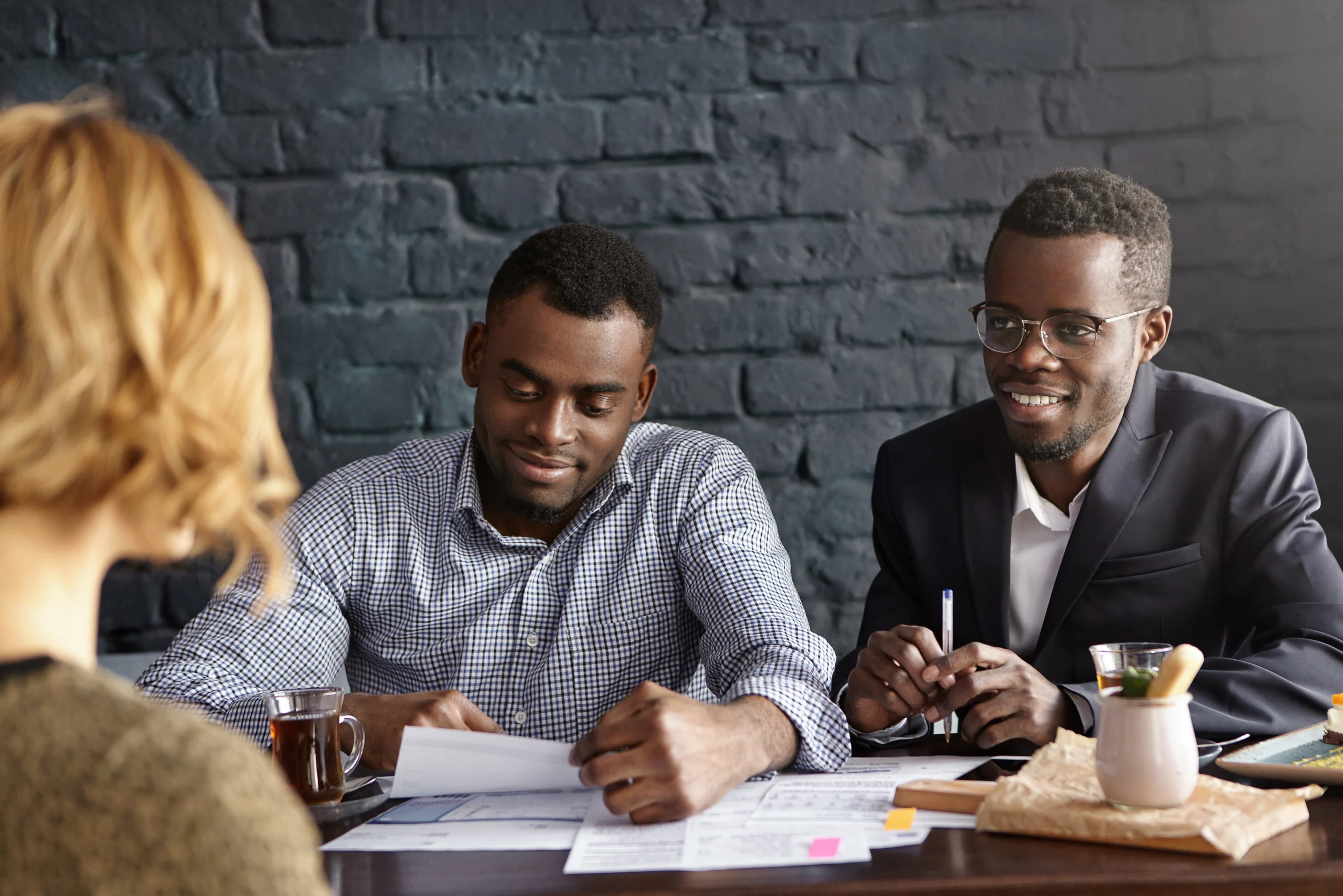 candid-shot-handsome-african-american-recruiting-manager-his-assistant